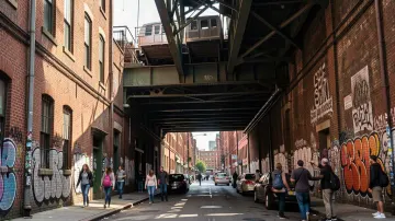 Williamsburg Bridge underpass ותשתיות עירוניות
